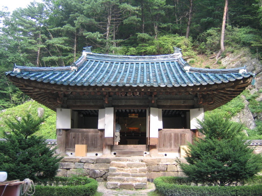 정암사 적멸궁. 단정하게 수마노탑 아래 서 있다. 절간이 아닌 선비의 사랑채에 들어선듯하다. 